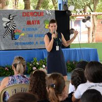 Professora Liandra Grosz, do Campus Sorriso, fala sobre mosquito Aedes aegypti durante mobilização em escola municipal