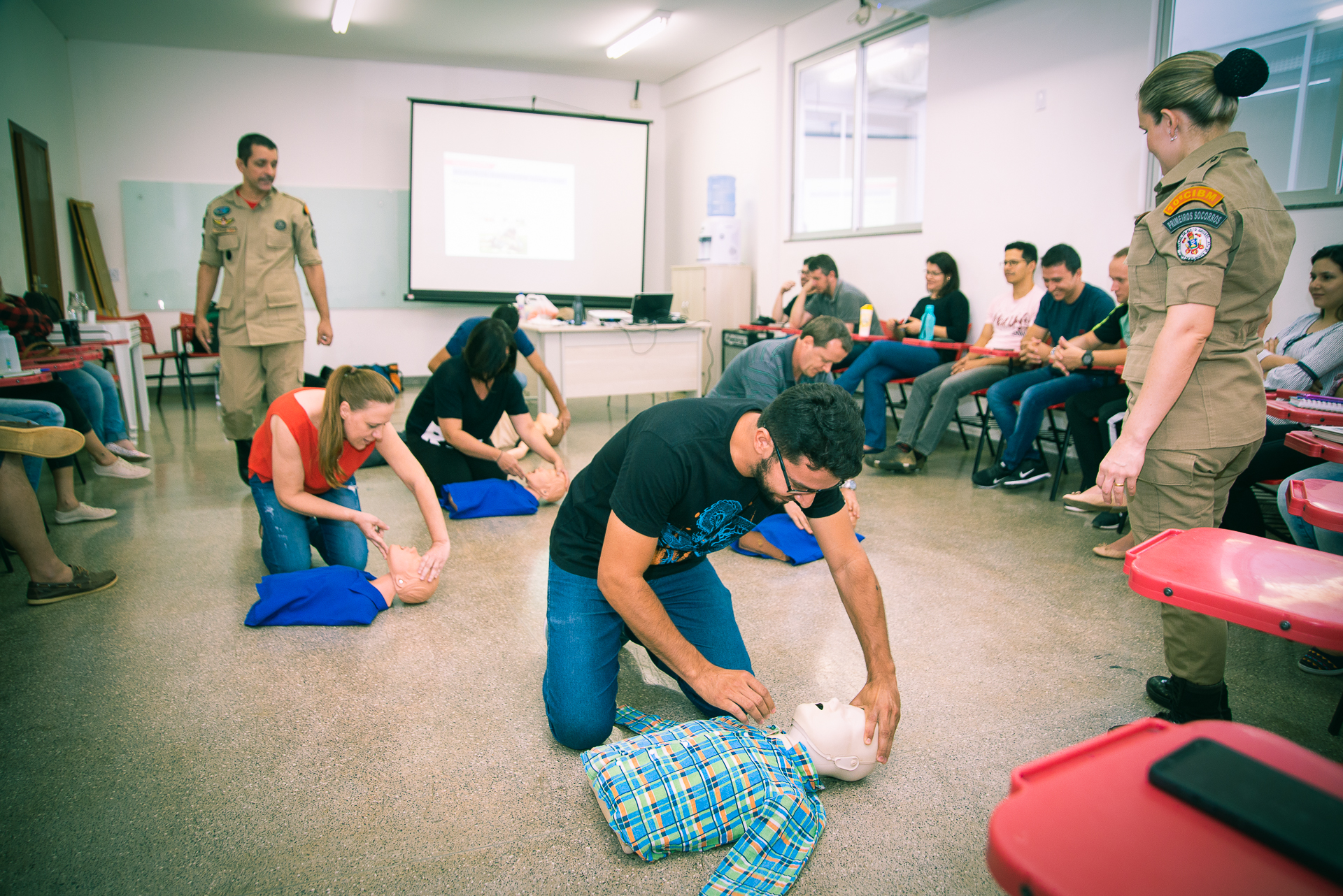 Sob a instrução de bombeiros militares, servidores do IFMT Campus Sorriso participam de curso de Suporte Básico para a Vida