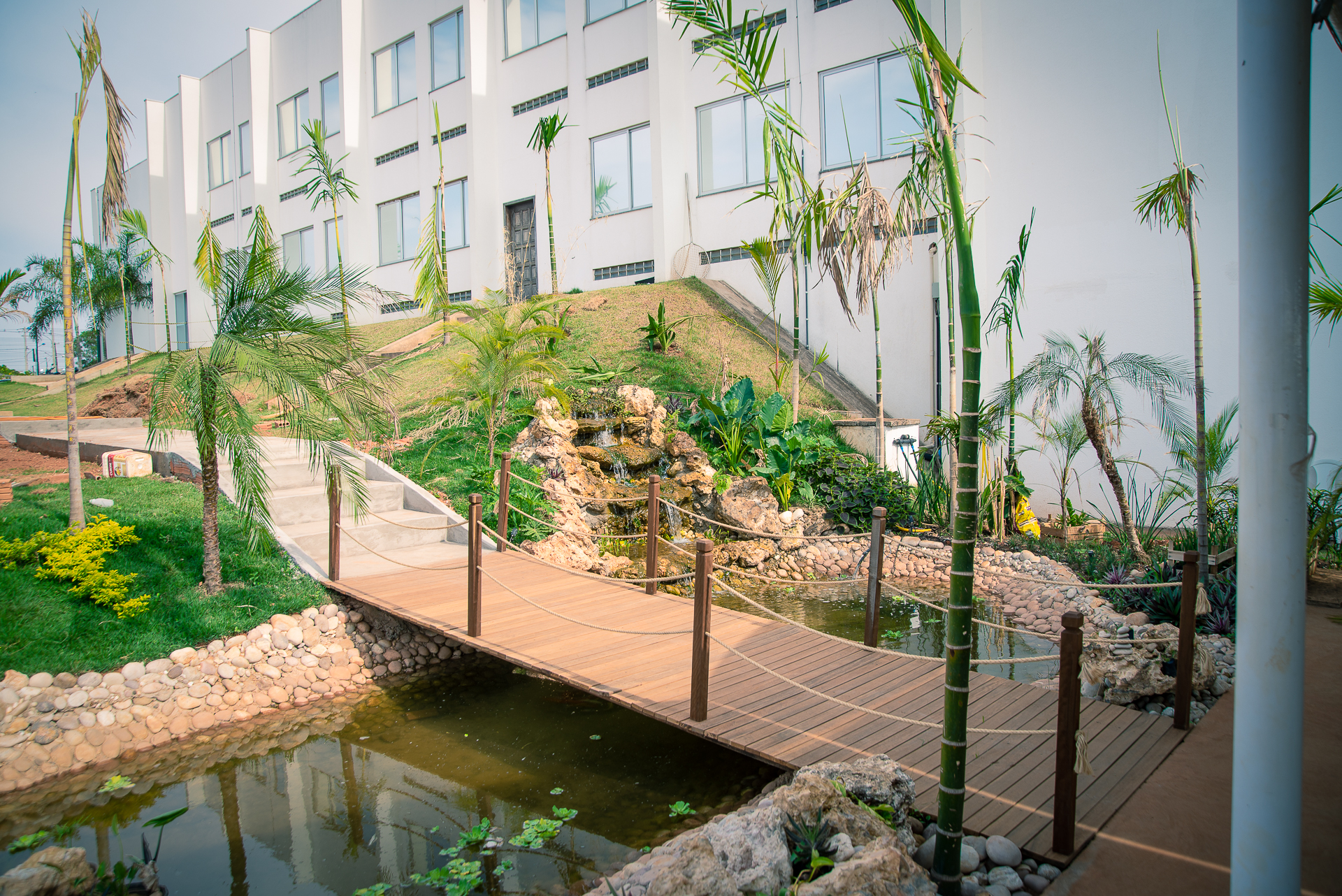 Próximo ao restaurante do Campus Sorriso, novo espaço para convivência dos estudantes tem jardim e lago com cascata