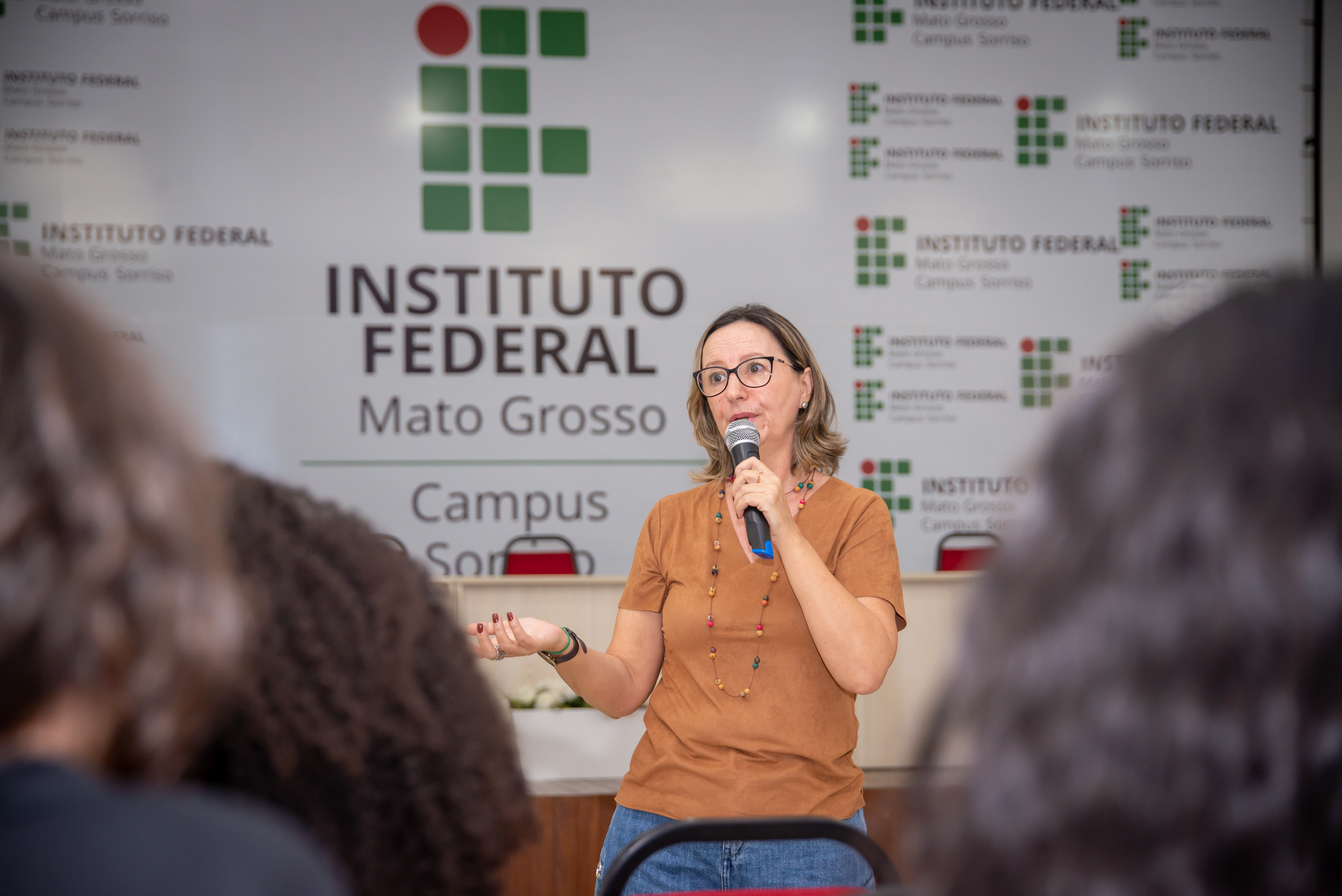 Escritora Marli Walker participa de Encontro Literário realizado no auditório do IFMT Campus Sorriso